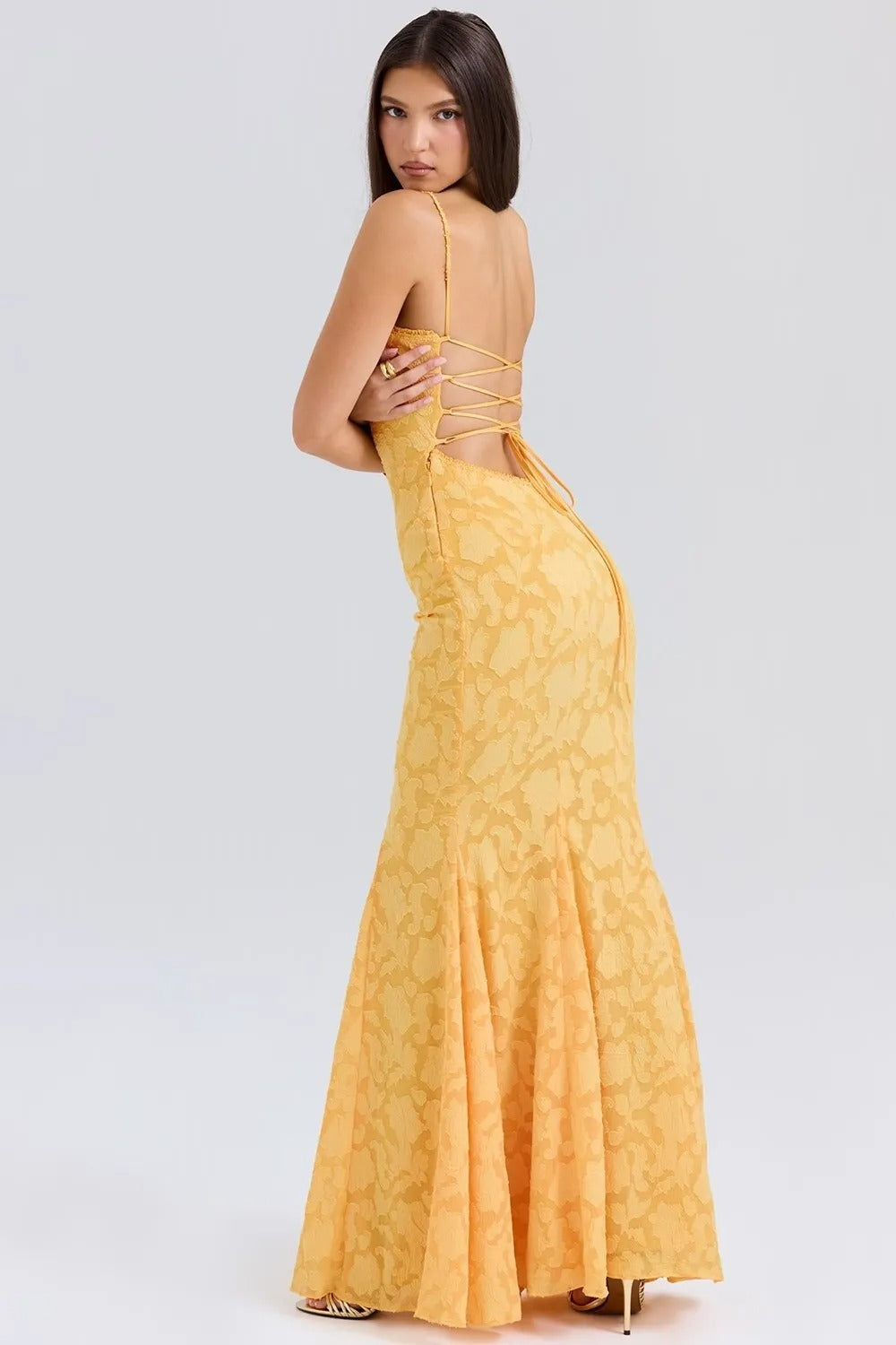 Robe longue pour femme avec d'élégantes bretelles en dentelle jaune à effet sirène - Aurélie