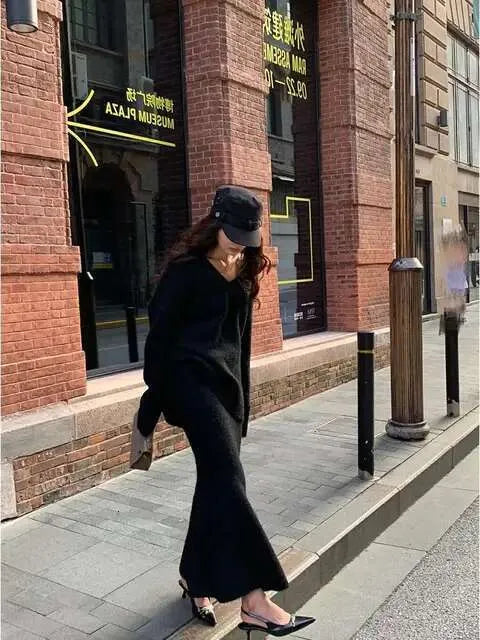 Tailleur tricoté pour femmes avec col en V et jupe assortie, élégant et polyvalent pour un look féminin et contemporain