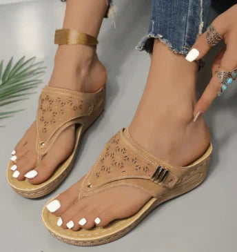 Céline - Sandales compensées en cuir PU avec clip-toe pour femme