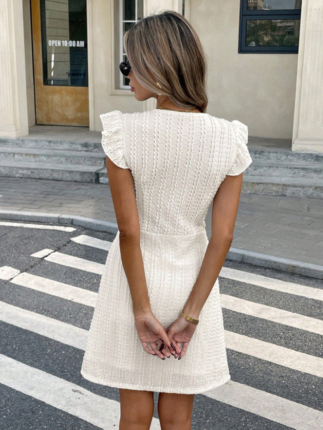Robe courte à encolure en V avec boutons et volant - Annelie