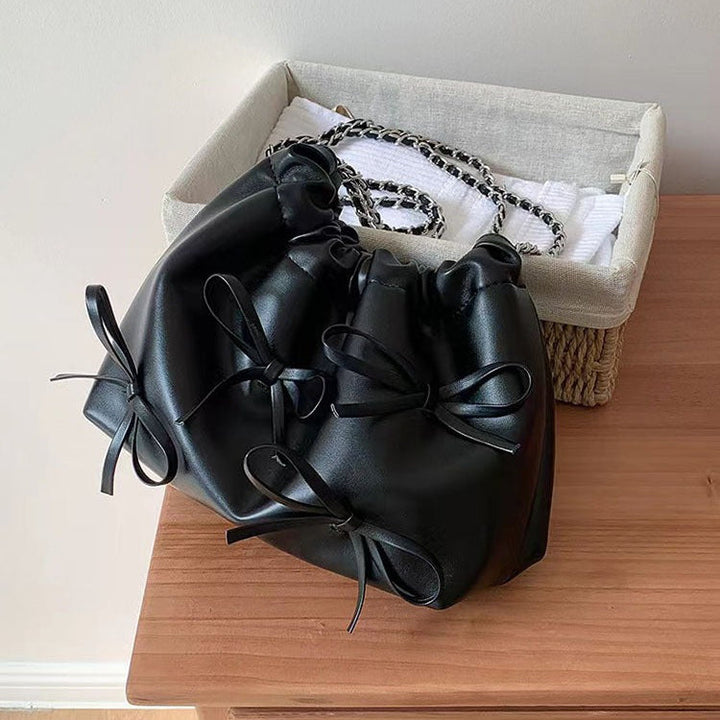 Sac à bandoulière en cuir verni de style romantique avec nœuds - Léonie
