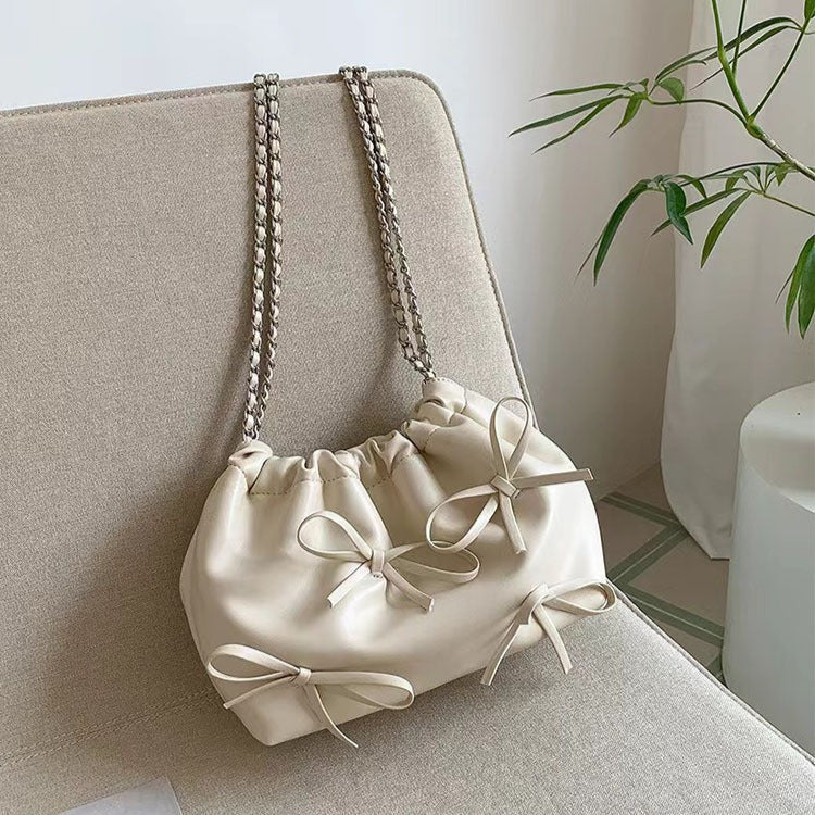 Sac à bandoulière en cuir verni de style romantique avec nœuds - Léonie