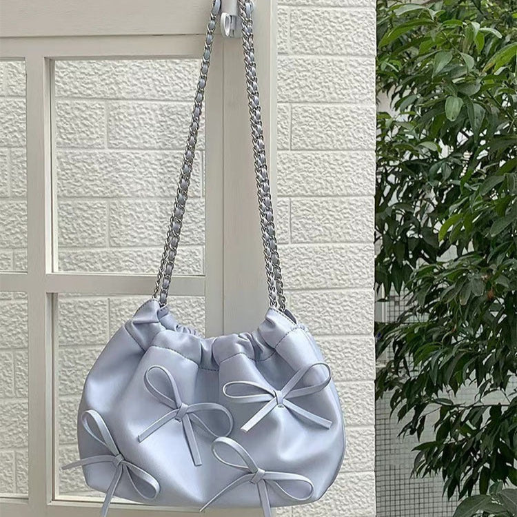 Sac à bandoulière en cuir verni de style romantique avec nœuds - Léonie
