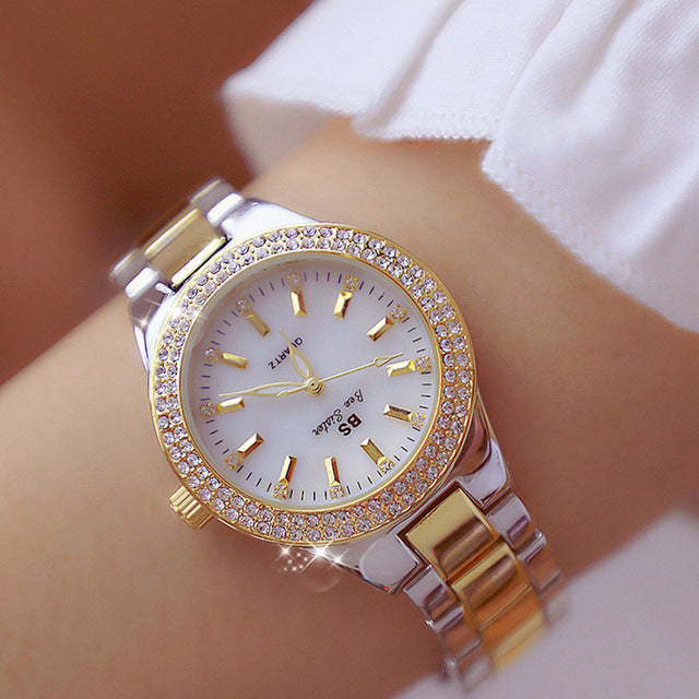 Élégante montre pour femme avec détails brillants et bracelet en métal