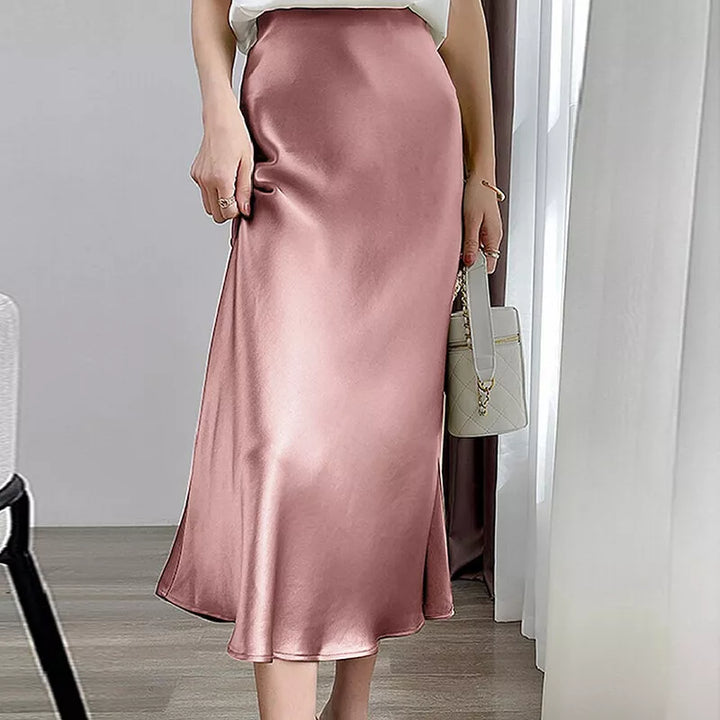 Jupe élégante et féminine à taille haute en satin, idéale pour un look raffiné et sophistiqué.