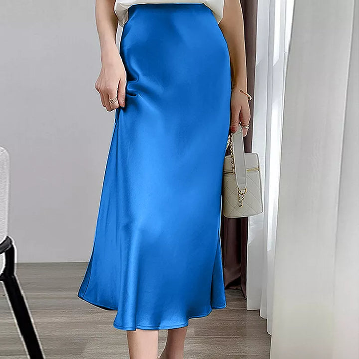 Jupe élégante et féminine à taille haute en satin, idéale pour un look raffiné et sophistiqué.