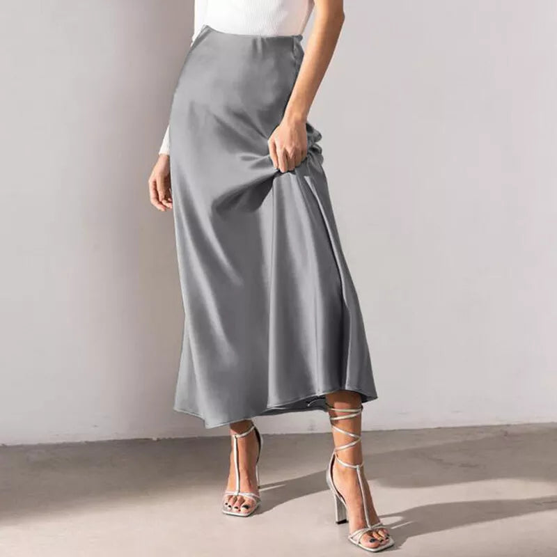 Jupe élégante et féminine à taille haute en satin, idéale pour un look raffiné et sophistiqué.