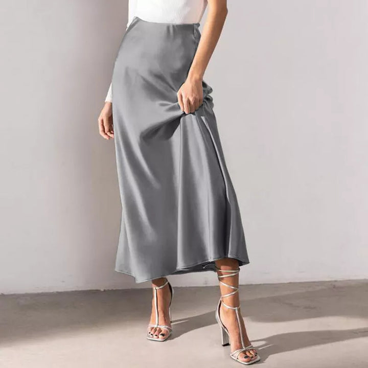 Jupe élégante et féminine à taille haute en satin, idéale pour un look raffiné et sophistiqué.