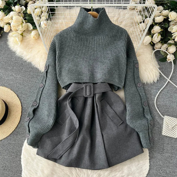 Costume deux pièces avec jupe courte en maille et gilet, élégant et polyvalent, parfait pour un look contemporain et féminin.