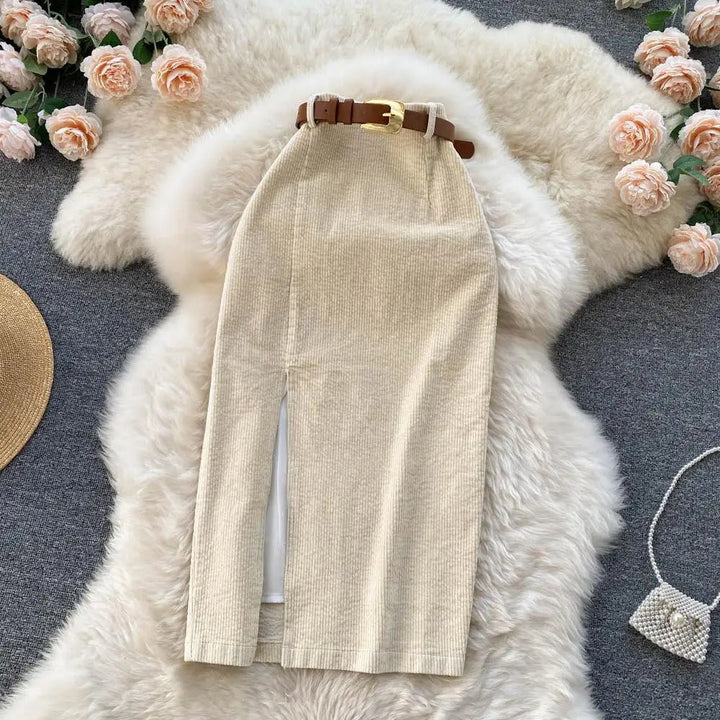 Jupe en velours côtelé avec fente latérale et taille haute, élégante et raffinée, parfaite pour un look sophistiqué et tendance