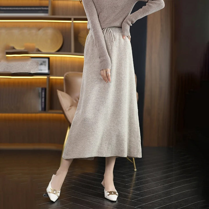 Jupe d'hiver en laine à la coupe près du corps, chaude et raffinée, idéale pour un look élégant et confortable lors des journées froides.