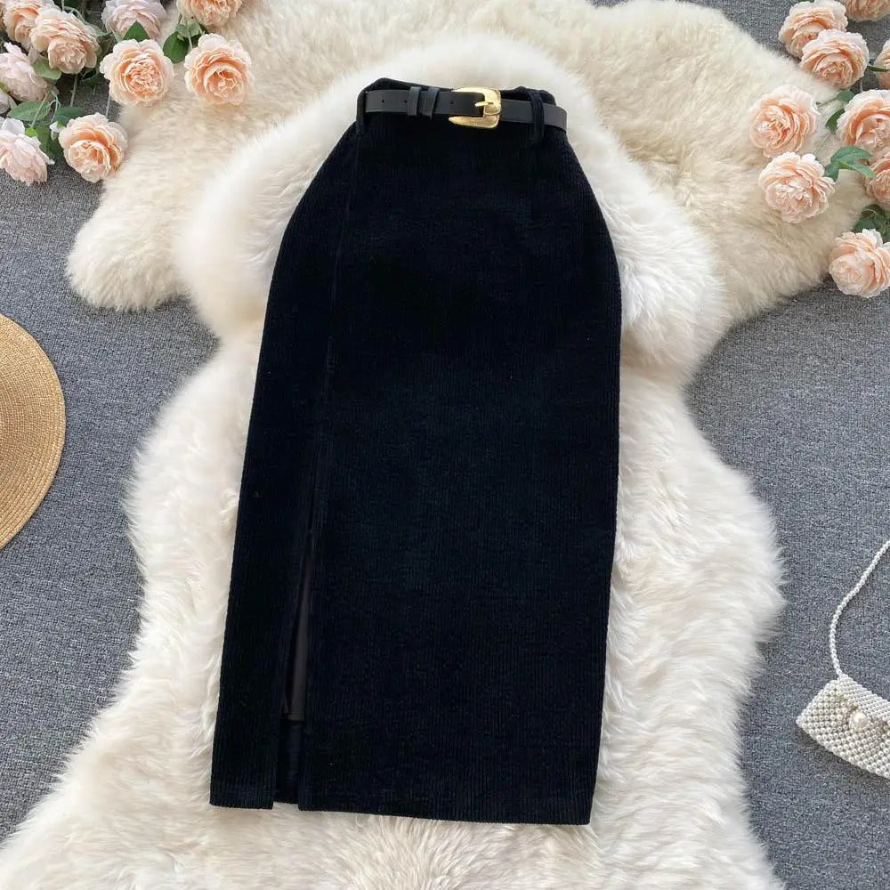 Jupe en velours côtelé avec fente latérale et taille haute, élégante et raffinée, parfaite pour un look sophistiqué et tendance