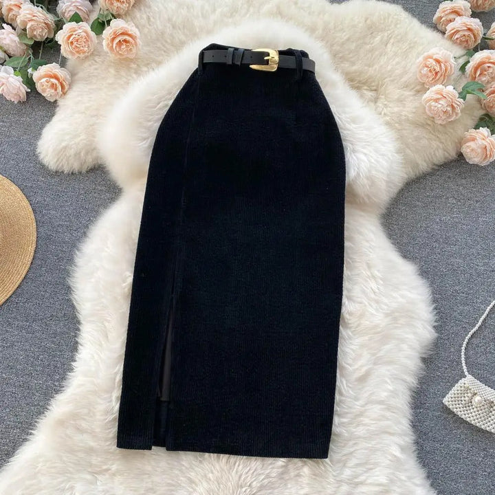 Jupe en velours côtelé avec fente latérale et taille haute, élégante et raffinée, parfaite pour un look sophistiqué et tendance