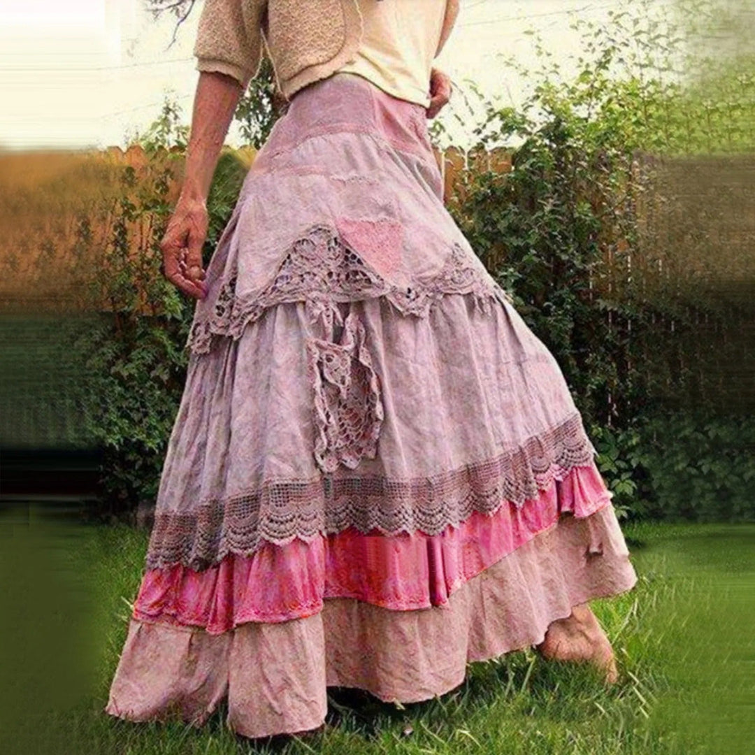 Jupe longue boho en dentelle superposée, romantique et légère, parfaite pour un look féminin et sophistiqué.
