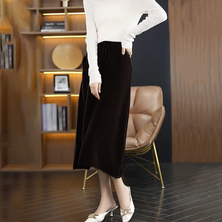 Jupe d'hiver en laine à la coupe près du corps, chaude et raffinée, idéale pour un look élégant et confortable lors des journées froides.
