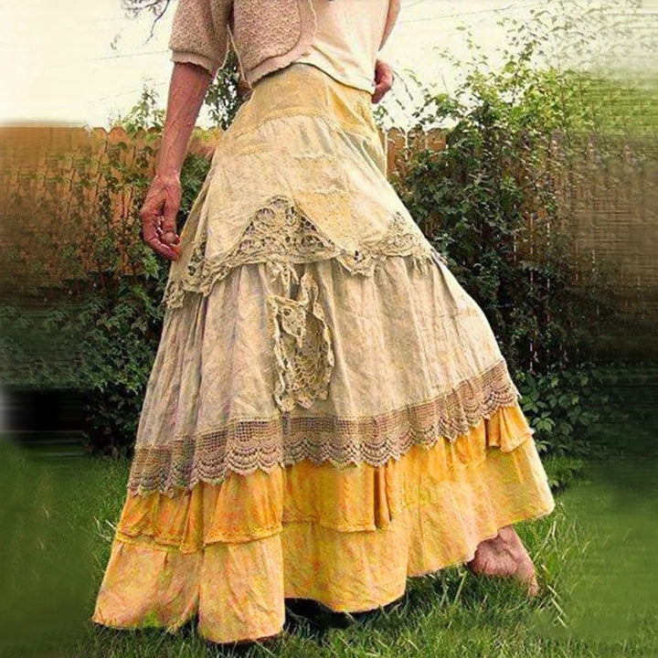 Jupe longue boho en dentelle superposée, romantique et légère, parfaite pour un look féminin et sophistiqué.