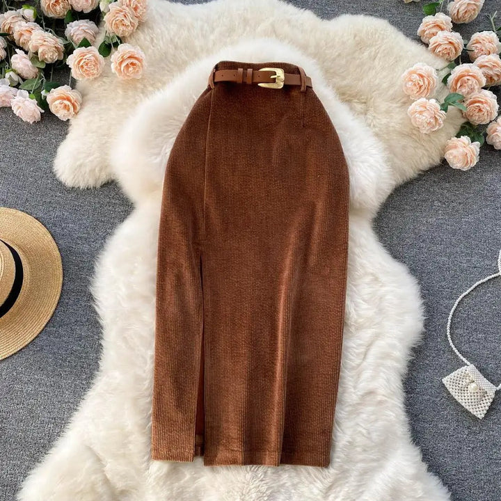 Jupe en velours côtelé avec fente latérale et taille haute, élégante et raffinée, parfaite pour un look sophistiqué et tendance