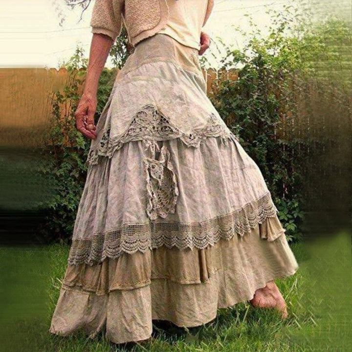 Jupe longue boho en dentelle superposée, romantique et légère, parfaite pour un look féminin et sophistiqué.