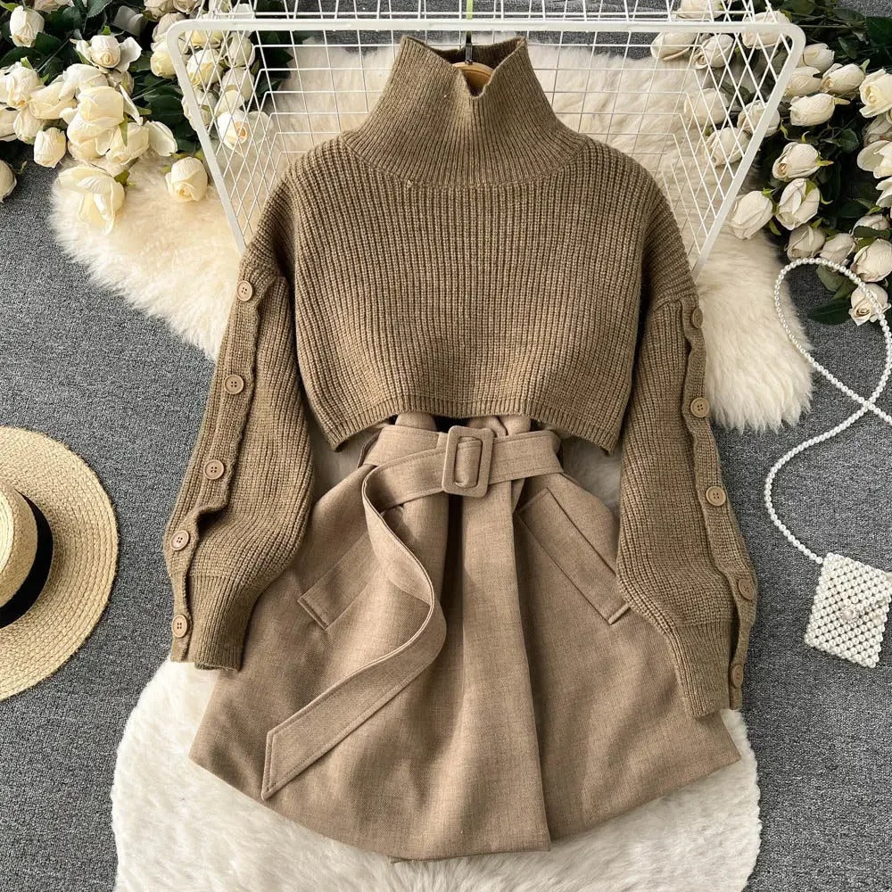 Costume deux pièces avec jupe courte en maille et gilet, élégant et polyvalent, parfait pour un look contemporain et féminin.