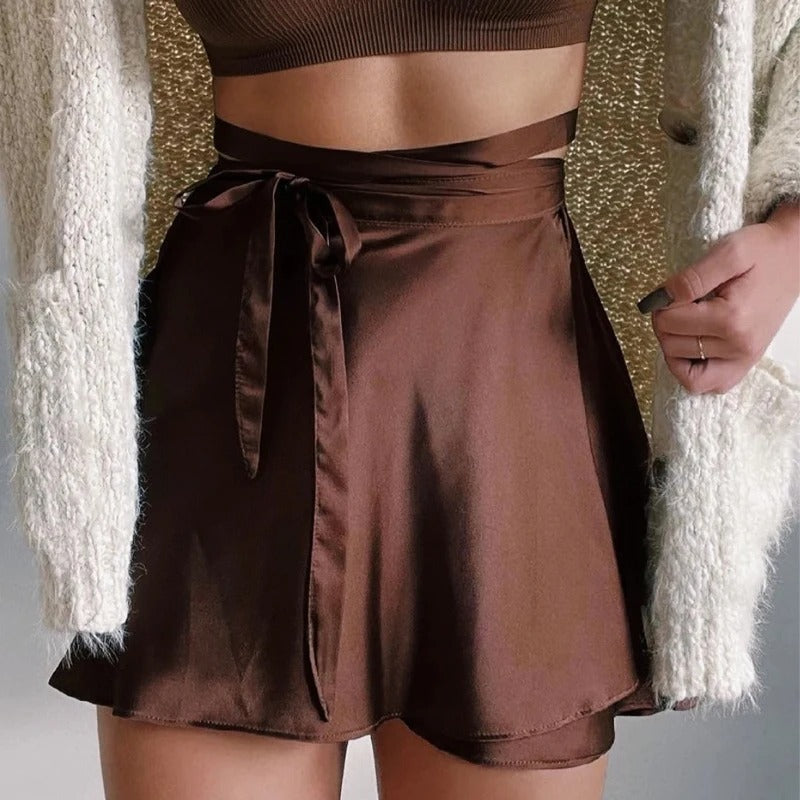 Jupe enveloppante élégante et féminine en satin à taille haute, parfaite pour les looks raffinés et les soirées spéciales.