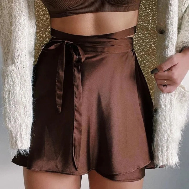 Jupe enveloppante élégante et féminine en satin à taille haute, parfaite pour les looks raffinés et les soirées spéciales.